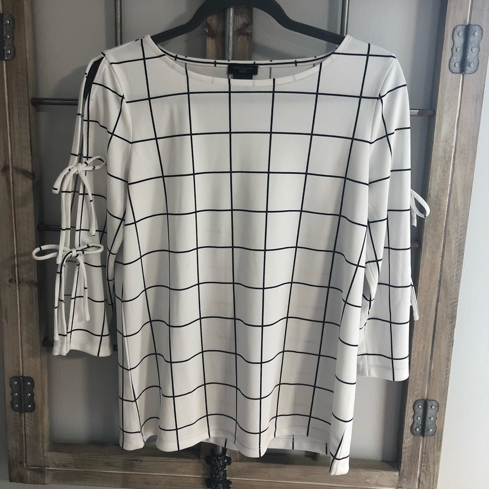 Like New, Slit Shoulder Ann Taylor Blouse Size SP